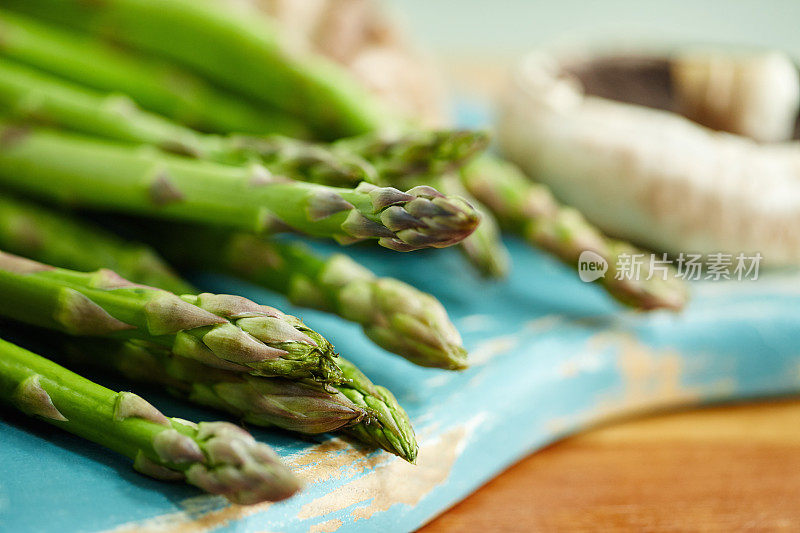 切菜板上的芦笋特写