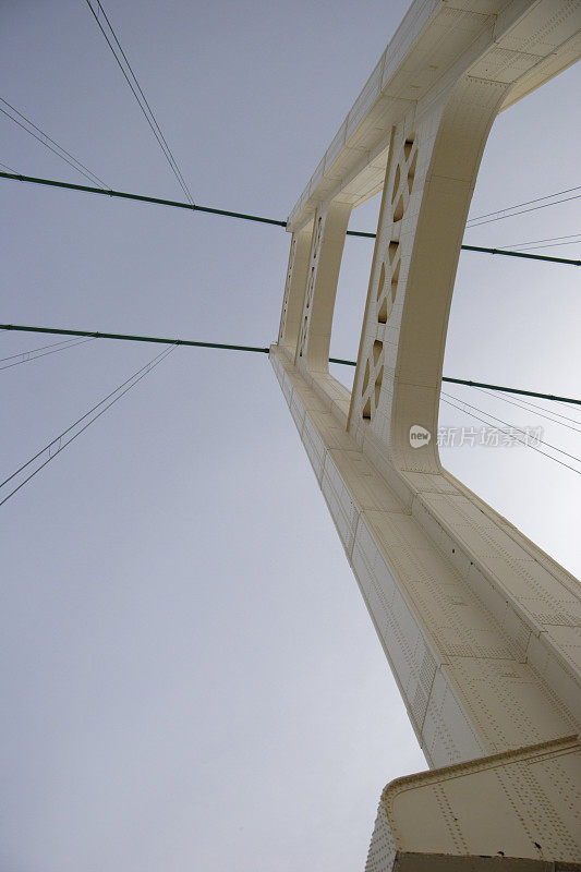 麦基诺悬索桥塔和电缆
