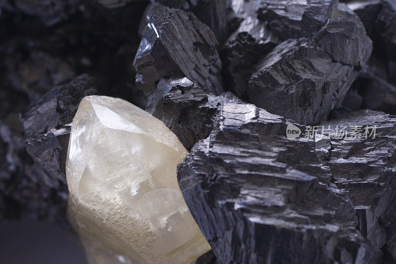 岩石和矿物-闪锌矿和方解石