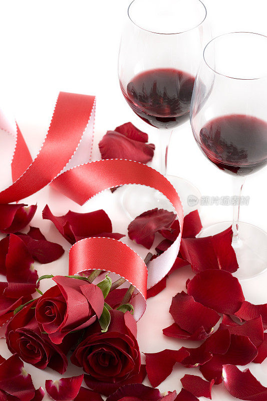 美丽，浪漫的玫瑰，花瓣，红酒和白丝带