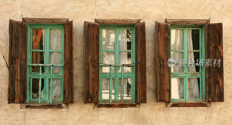 三扇带木百叶窗的旧木窗