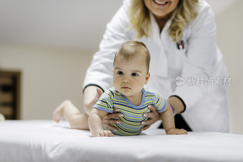 儿科医生检查可爱的婴儿
