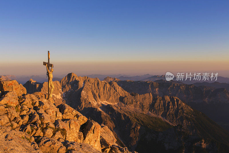 德国阿尔卑斯山瓦茨曼(霍克峰)的日出