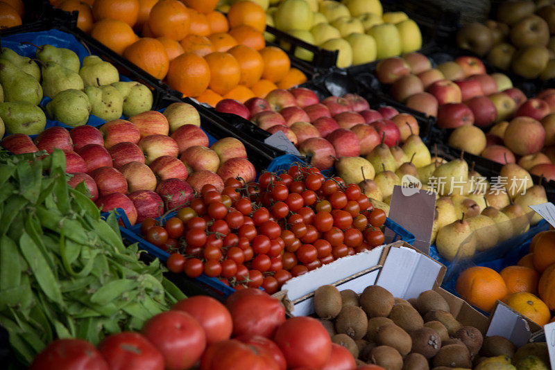 街市档位出售本地新鲜蔬菜及水果