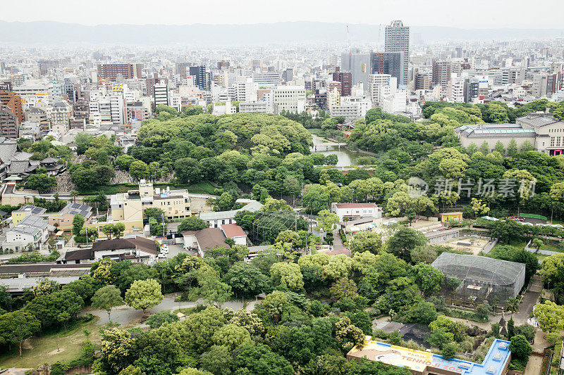 日光下的大阪城景，高楼大厦，日本