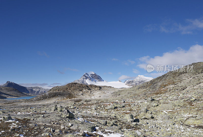 通往冰川和山峰的岩石徒步小径