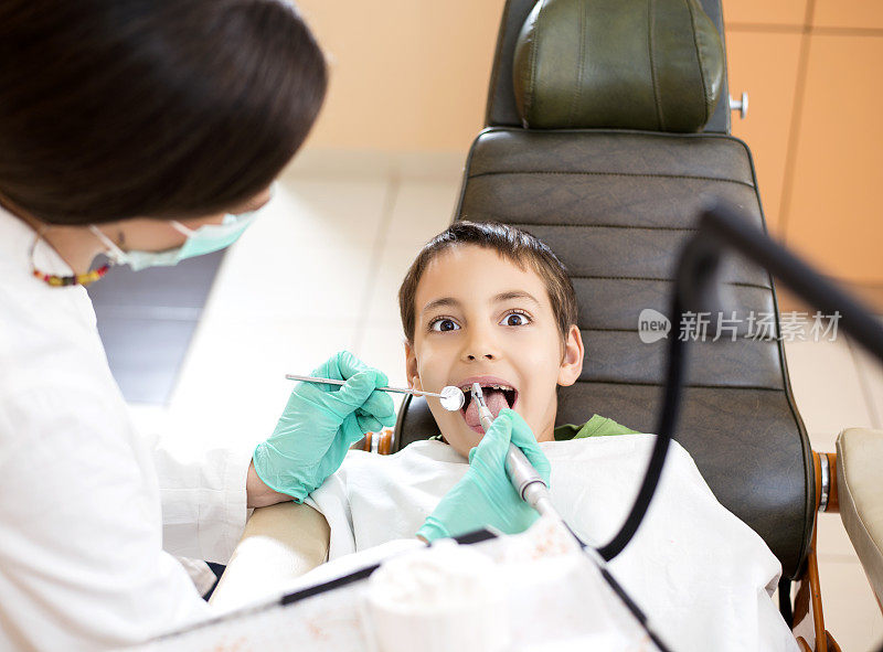 牙科诊所的孩子