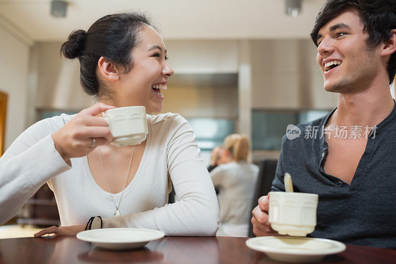 一对学生情侣在咖啡店里放松
