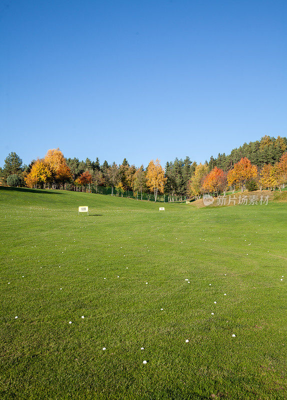 高尔夫练习场草地风景优美