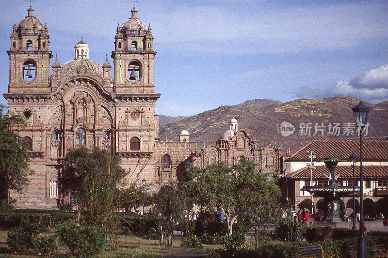 秘鲁首都利马的中央广场广场具有历史悠久的西班牙风格大教堂