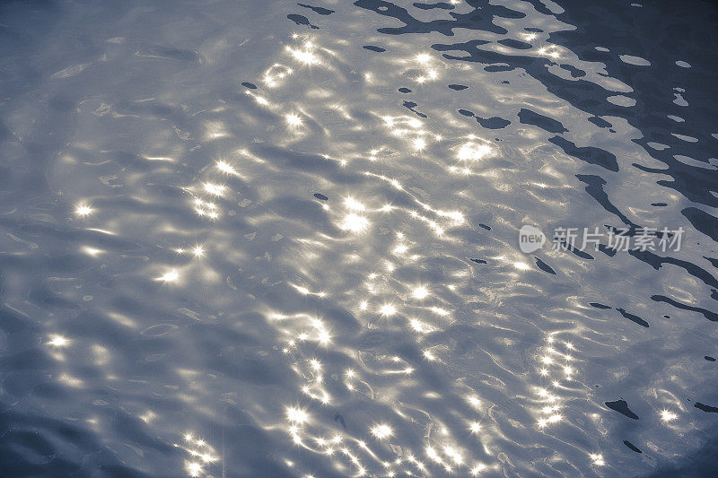 水面上的太阳耀斑反射