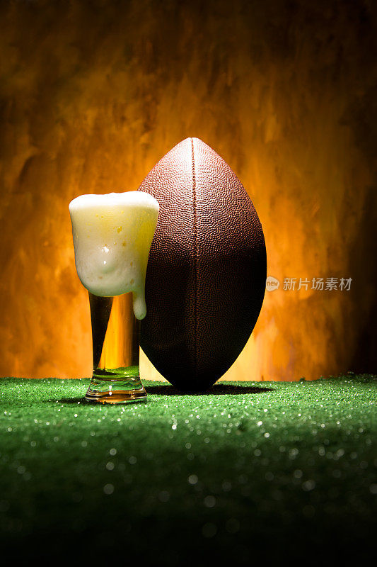运动:在人造草皮上踢足球。玻璃杯中起泡的啤酒。