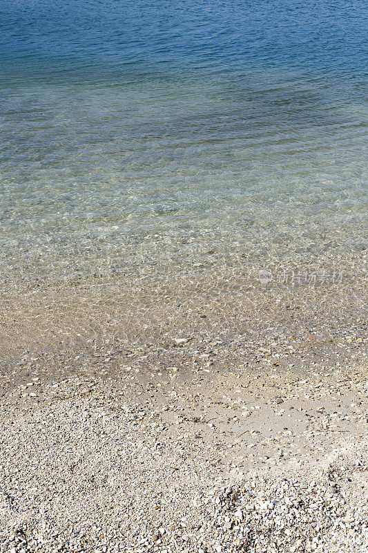 荒废的地中海卵石滩