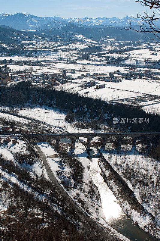 塔纳罗河，雪景，在切瓦附近，从上面看