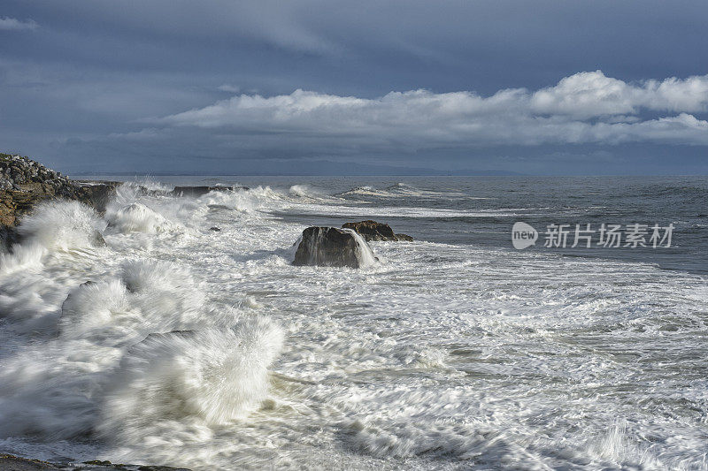 海浪冲击着海岸岩石