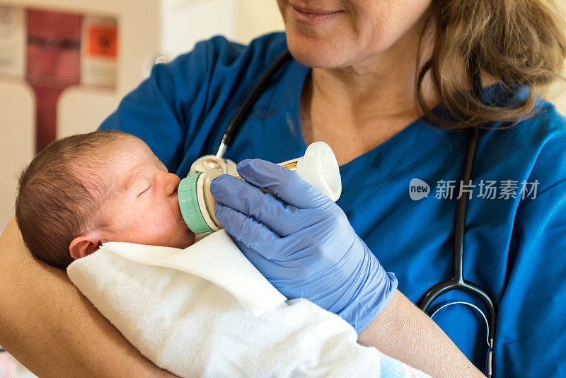 给新生儿喂奶的女护士