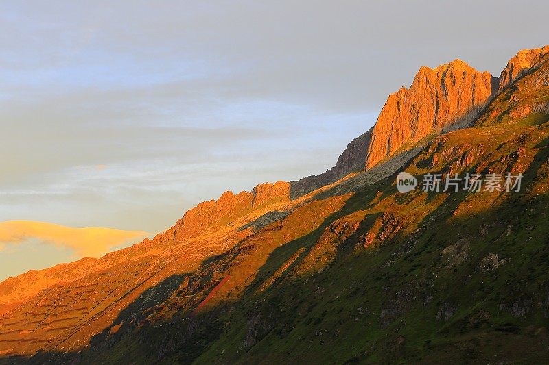 在瑞士阿尔卑斯山格劳宾登的黄金日出奥伯尔普山口