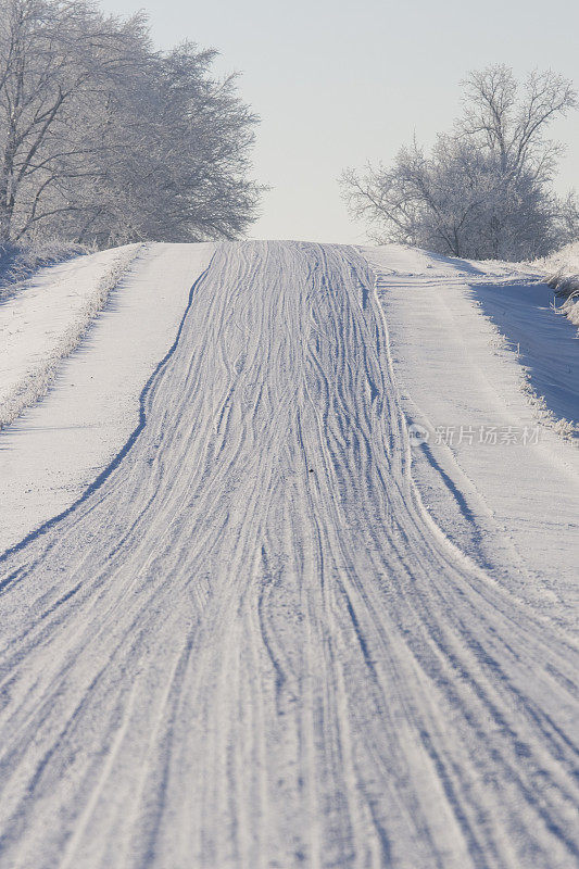 上坡积雪覆盖的道路