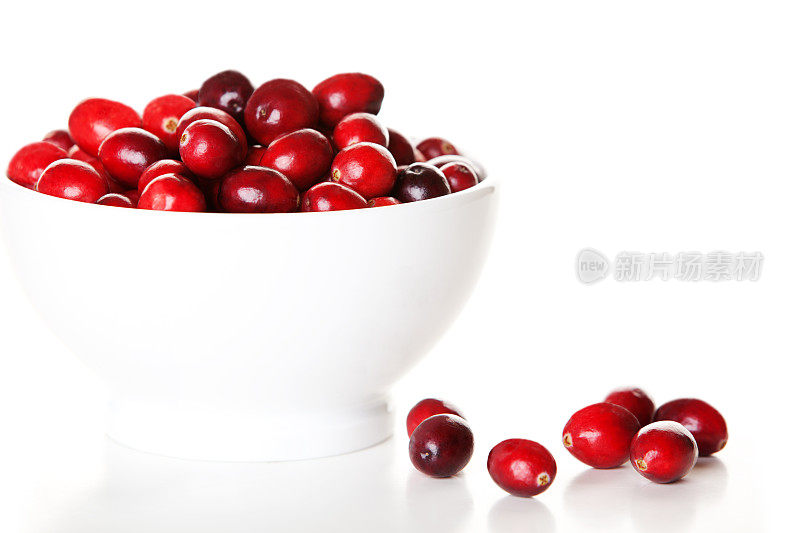 白色背景下的小红莓碗
