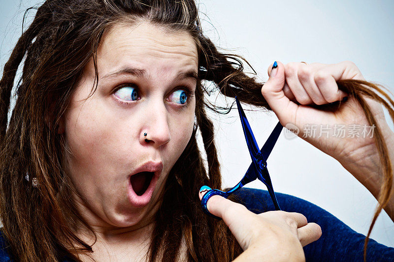 关键时刻:惊慌失措的褐发女人用剪刀袭击脏辫