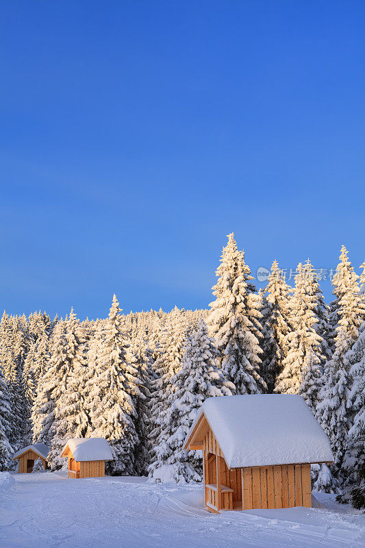 滑雪坡旁的木屋