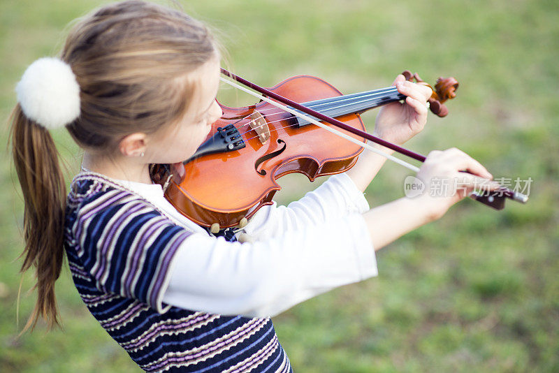 夏日女孩拉小提琴的音乐