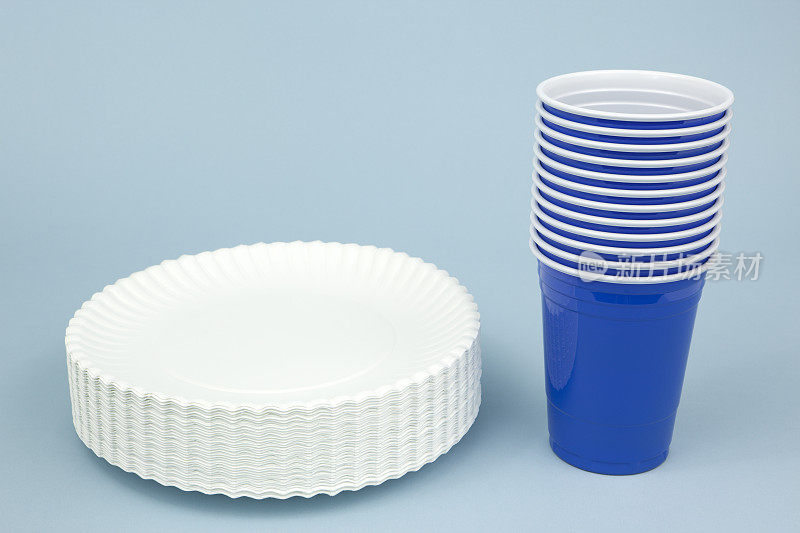 蓝色纸盘和杯子