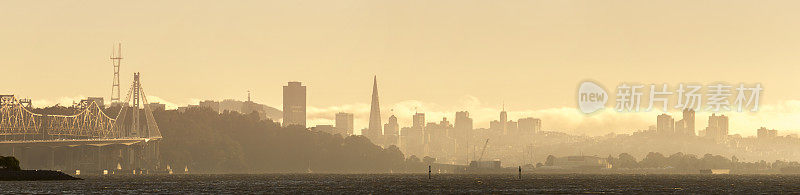 旧金山天际线全景图像与雾在日落在夏天。