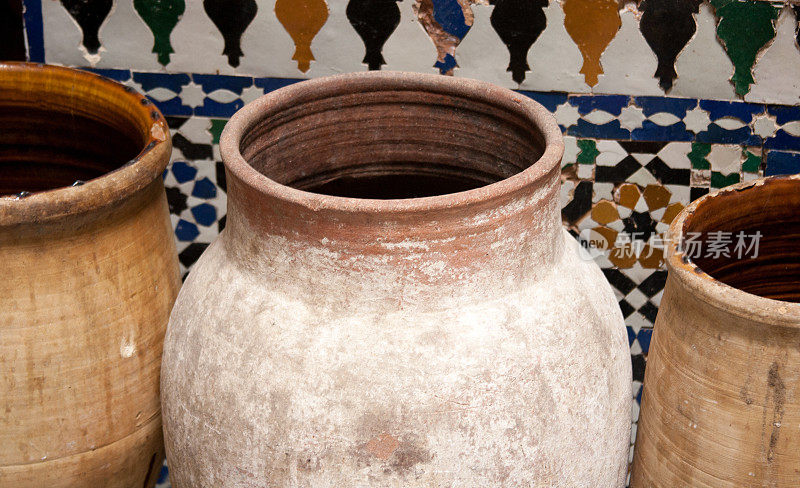 复古摩洛哥陶罐;瓷砖马赛克背景