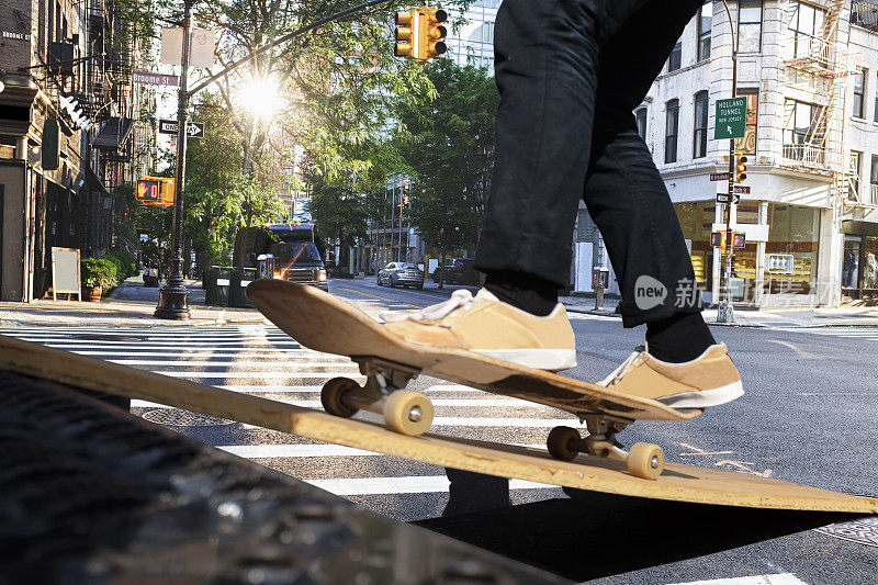 一名男子在纽约曼哈顿玩滑板