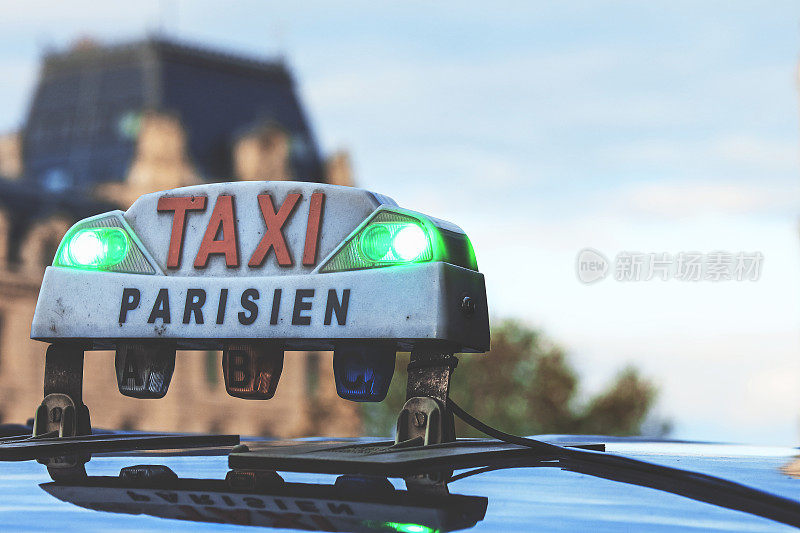 出租车停在巴黎圣母院旁