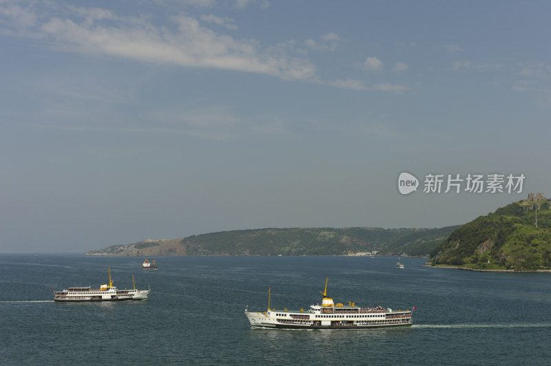 土耳其伊斯坦布尔博斯普鲁斯海峡的传统客船