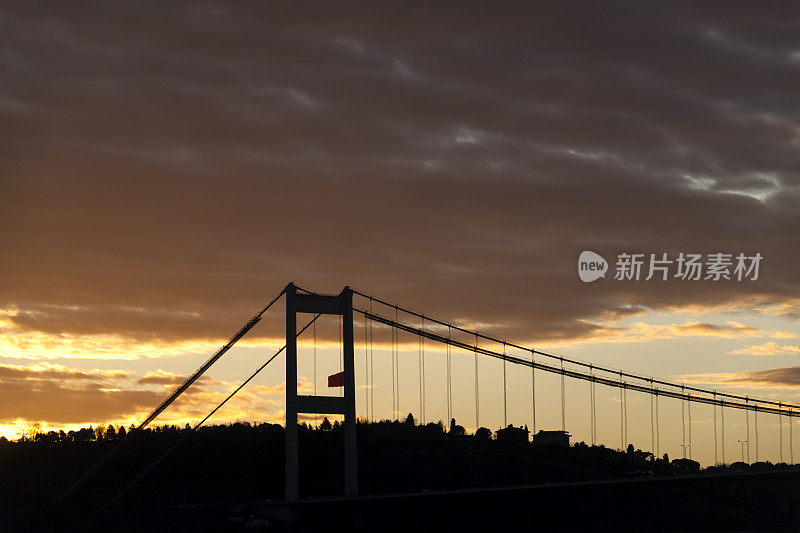 夕阳下的博斯普鲁斯大桥剪影