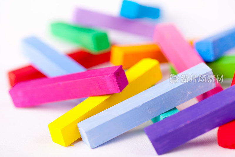 五彩缤纷的彩色粉笔。