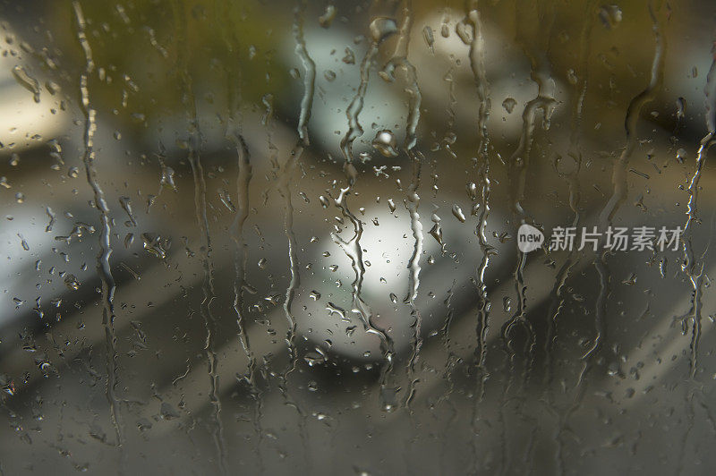 多雨的窗口