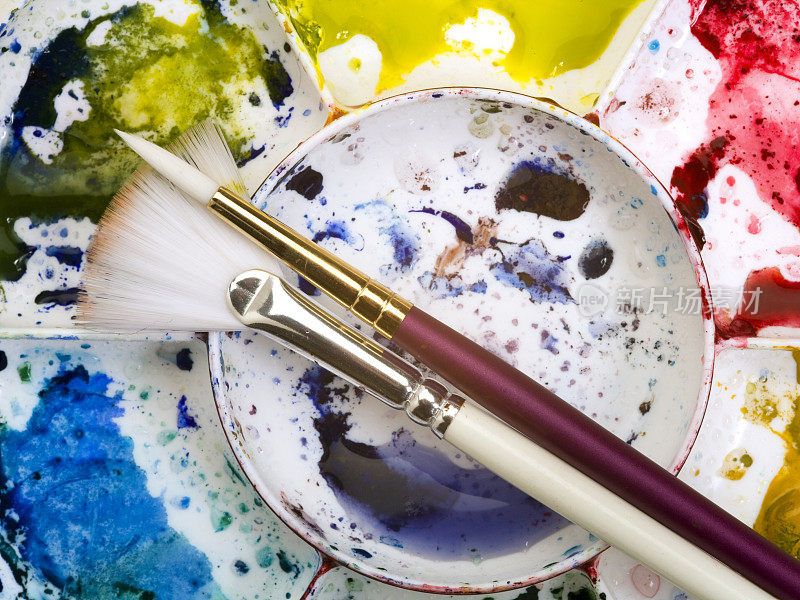 色彩丰富的艺术家水彩调色板和画笔