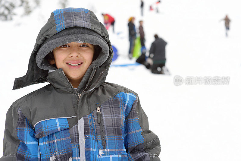 11岁的男孩穿着夹克在雪地上