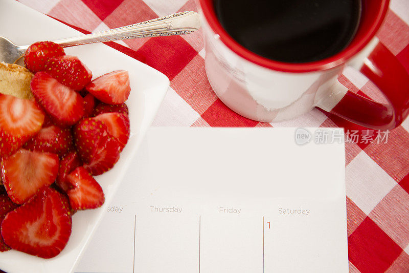 新鲜草莓水果装盘，配上咖啡，日历。