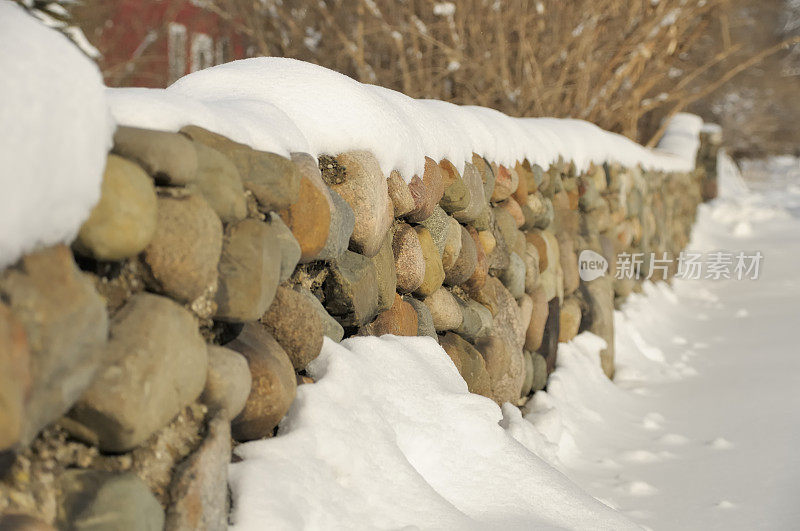 密歇根州，白雪覆盖的石墙