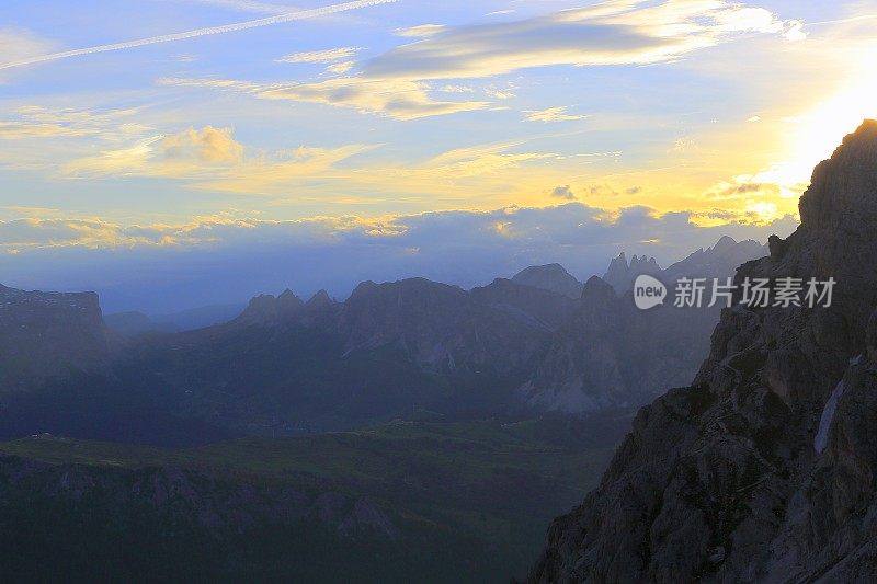 田园诗般的Lagazuoi山顶全景，五托里白云石，山顶山脉，戏剧性的天空和雄伟的意大利泰洛阿尔卑斯山