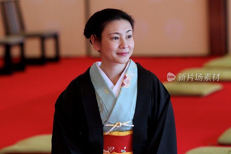 日本寺庙里穿着和服的女士