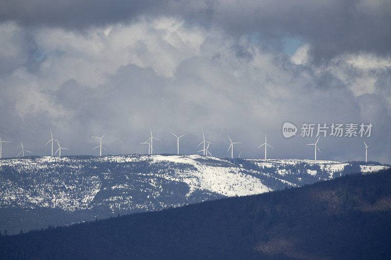 风雪交加的斧头岭风力农场伯尼北加州山林