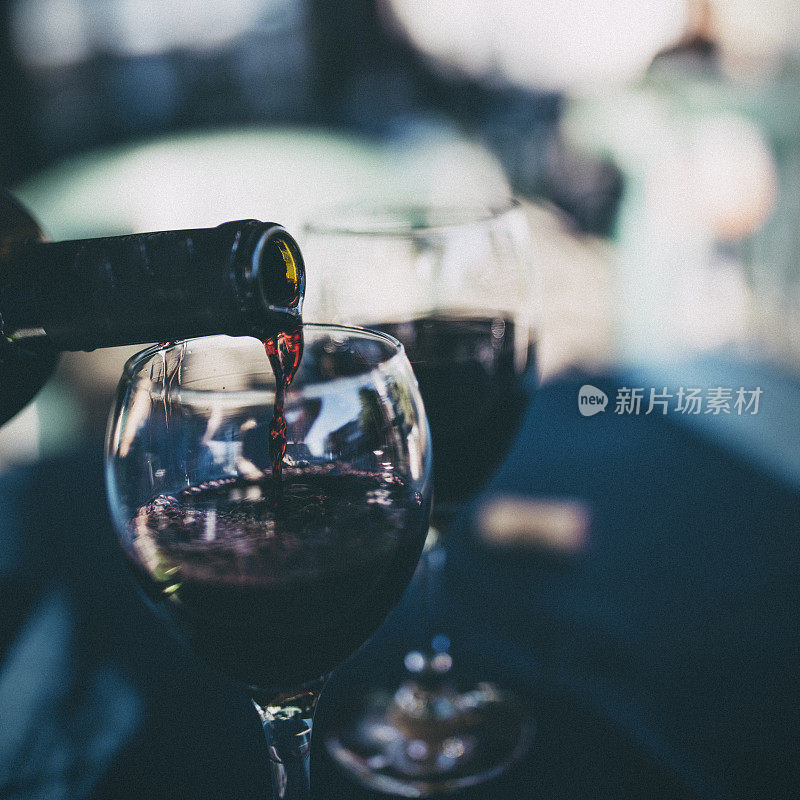红酒被倒入玻璃杯的特写镜头。