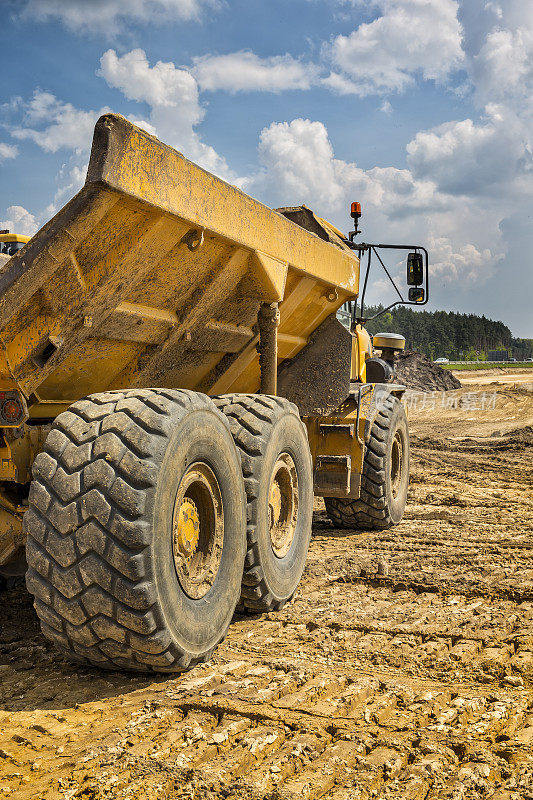 一辆黄色的自卸卡车正在建造S6公路，Goleniów，波兰