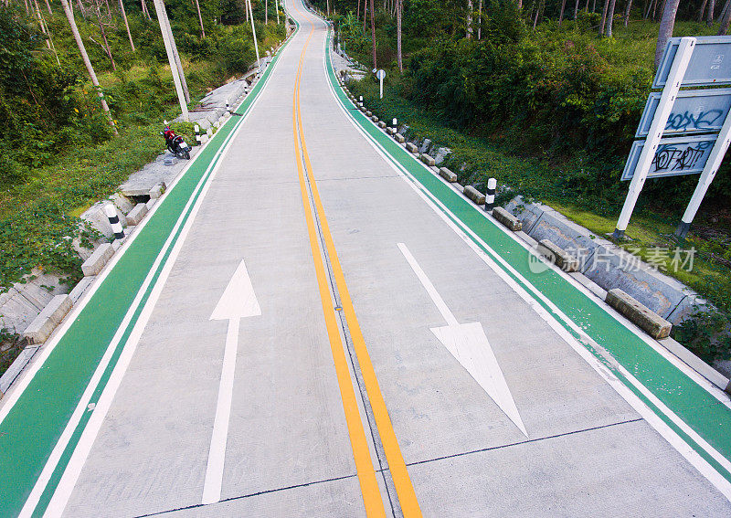 蜿蜒的道路方向