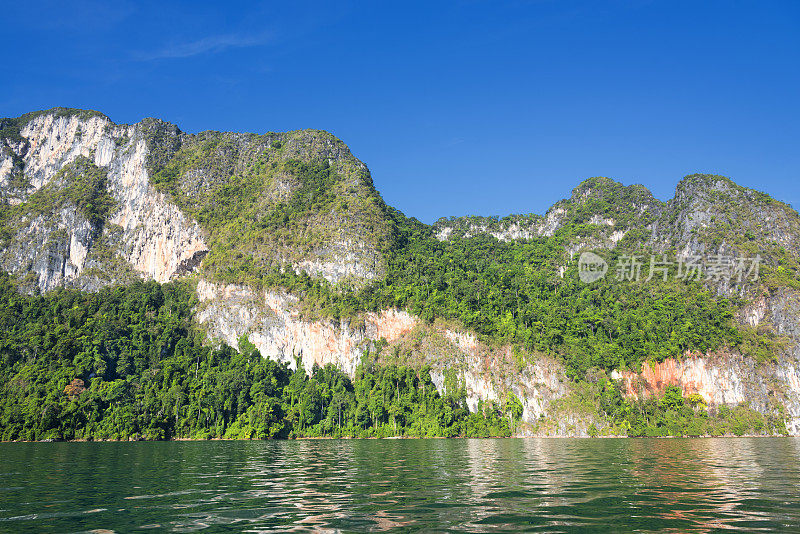 Rajjaprabha大坝水库岸边的山脉