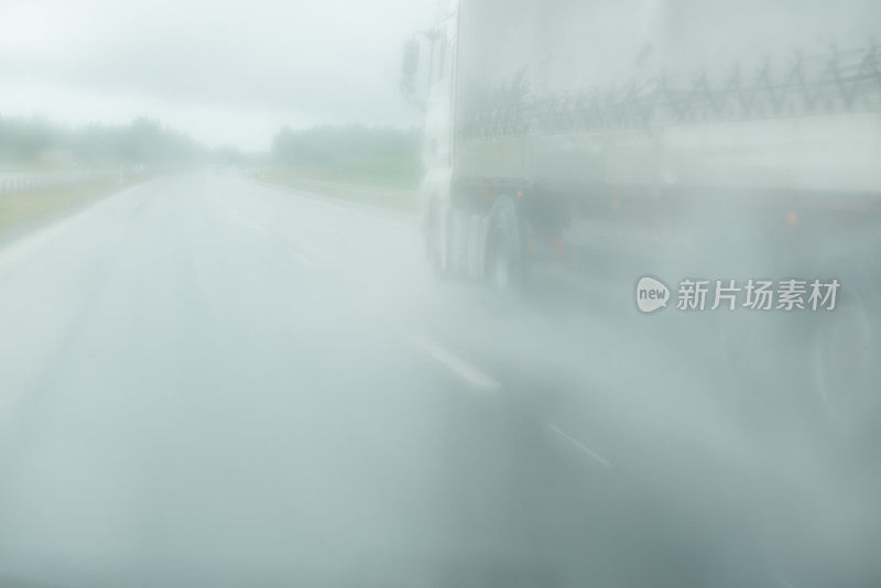 雨中卡车在路上行驶