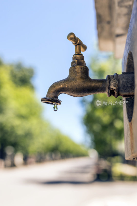 尽可能节约每一滴水