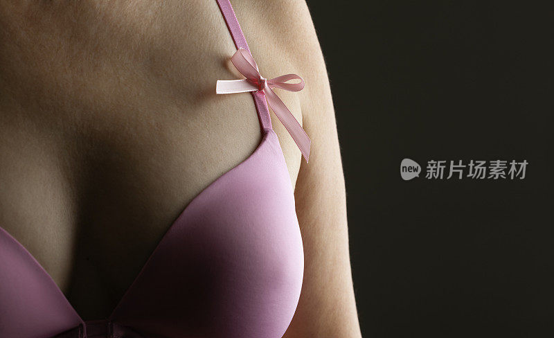 穿着粉红丝带胸罩的女性乳腺癌乳房x线照片提醒