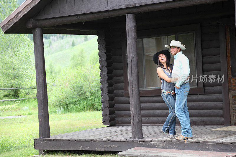 小木屋边的女牛仔和女牛仔相爱